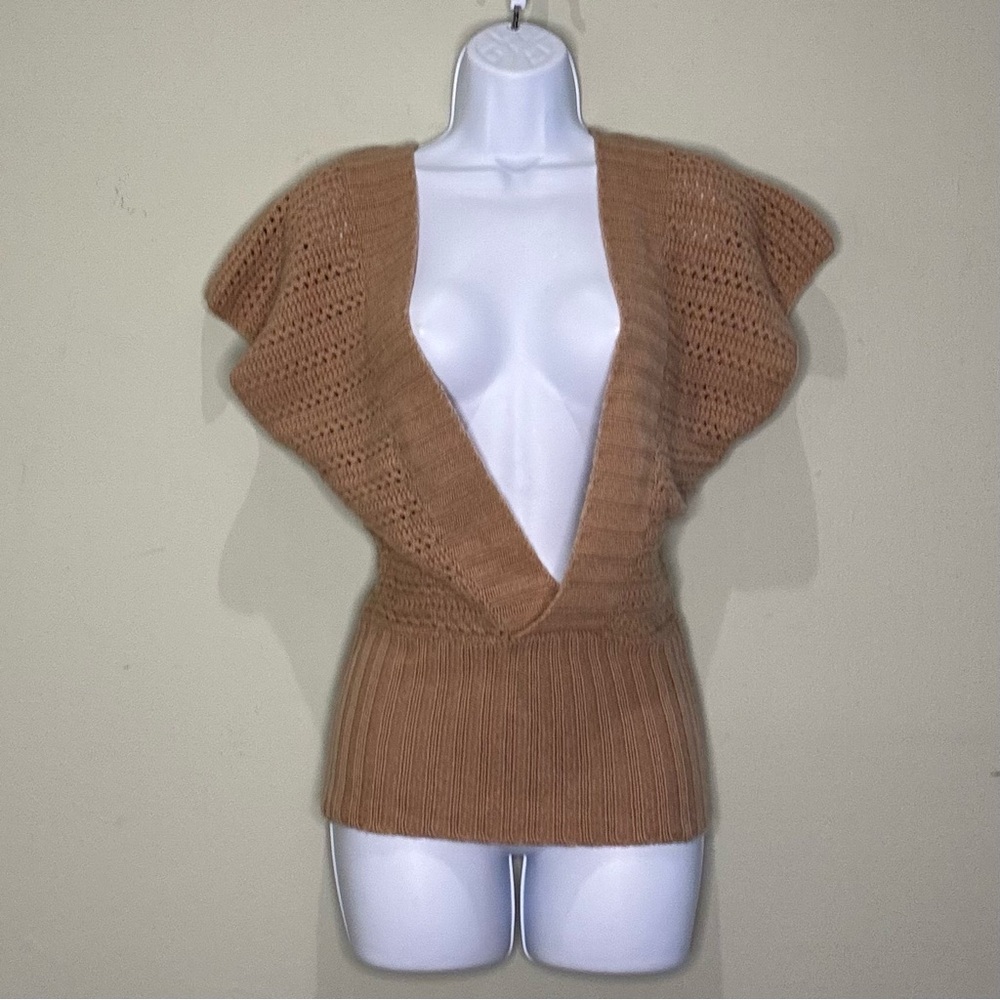 Generra deep v-neck camel cashmere sweater, size medium
